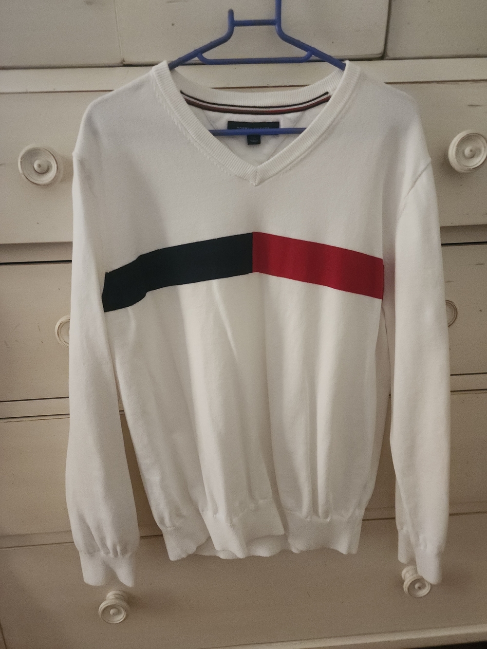 Tommy Hilfiger White V‑Neck Sweater with Red and Navy Chest Stripe